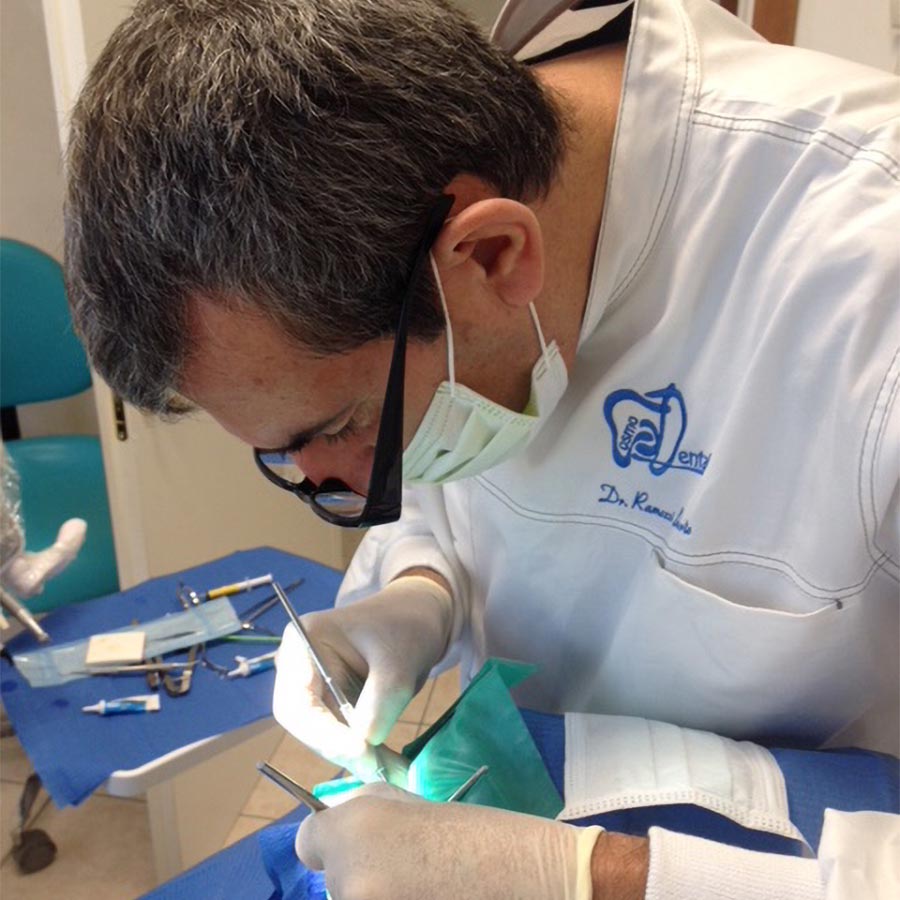 Dentista Deruta: Dott. Roberto Ramozzi | Cosmo Dental